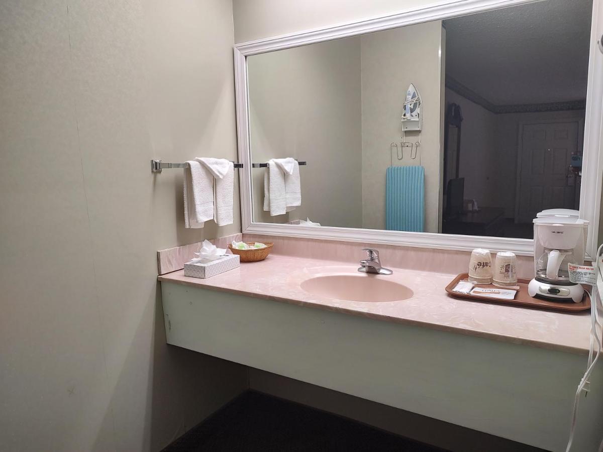 Hilltop Inn & Suites, Near Foxwoods Casino North Stonington Extérieur photo